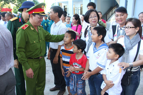 Thiếu tướng Đặng Xuân Khang đang thăm hỏi các hộ dân đang sinh sống trên đảo Sinh Tồn.